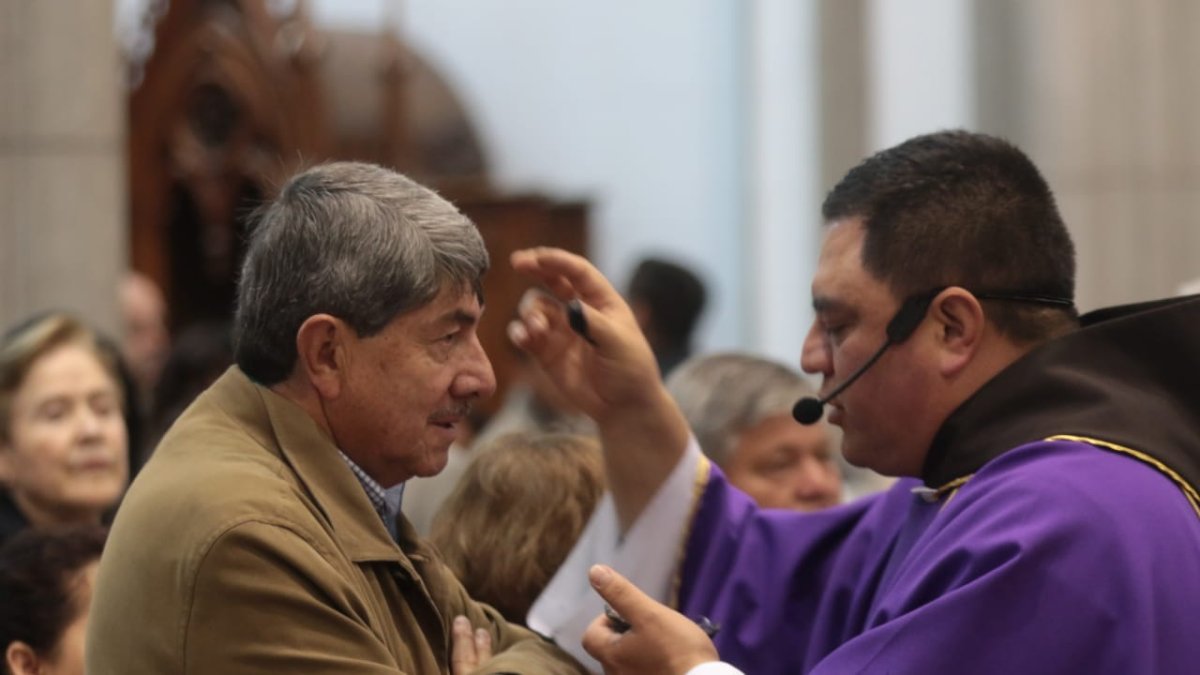 Fieles católicos quiteños acudieron a cumplir el ritual del Miércoles de Ceniza