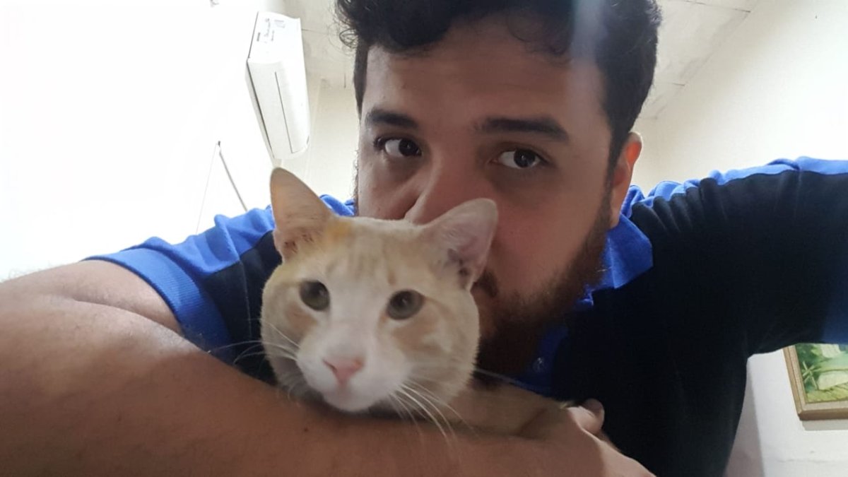 José Joaquín junto a su dueño Pablo Kuonyeng, quien le cambió el nombre por el de Arthas.