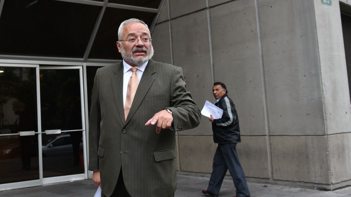 Jorge Acosta, abogado de los pilotos de los aviones presidenciales, llegó a la Fiscalía para acompañar a uno de sus clientes en una versión.