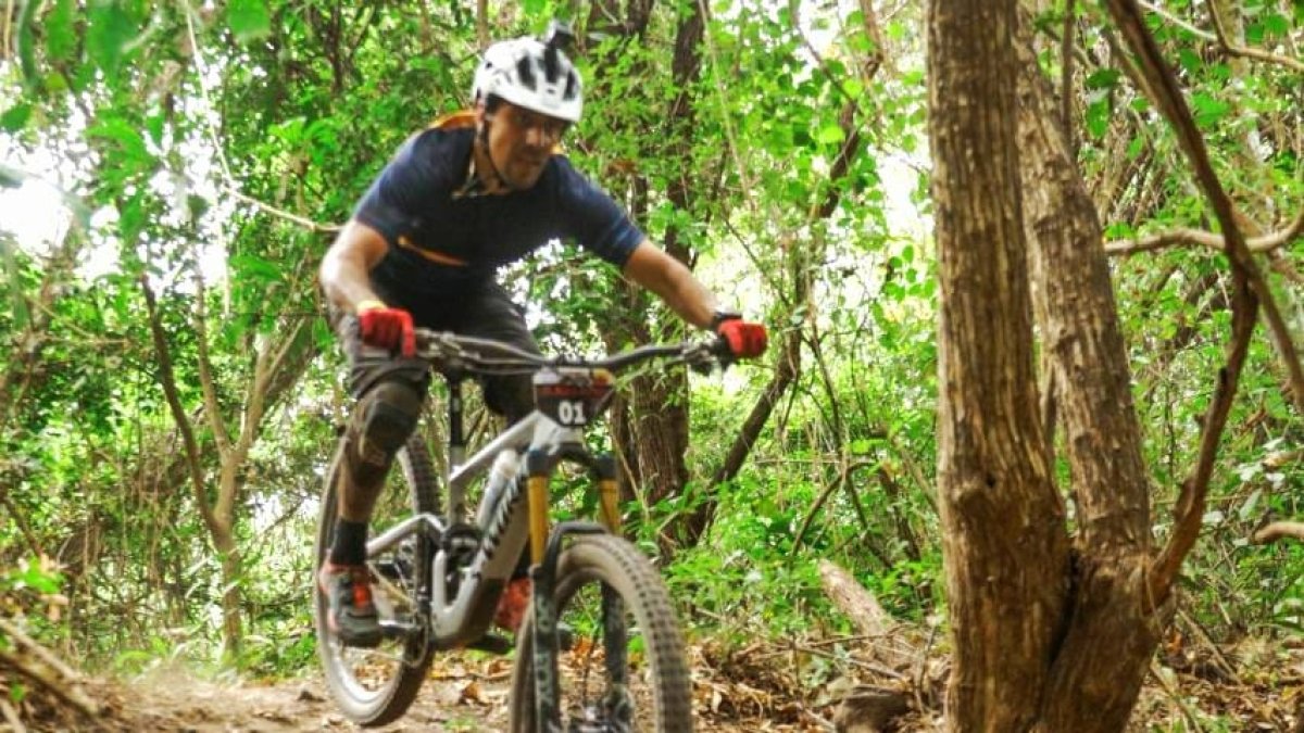 Un ciclista recorre el bosque protector Cerro Blanco