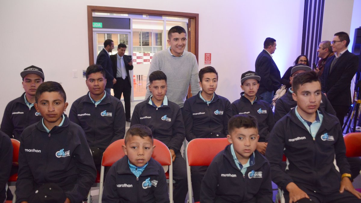 Richard Carapaz durante su presentación de su Escuela de Alto Rendimiento.