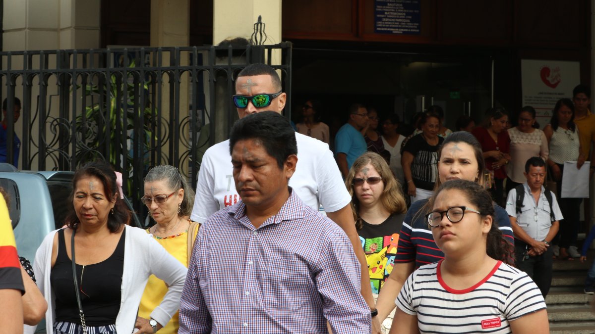 Los feligreses llenaron las iglesias desde las primeras horas de la mañana.