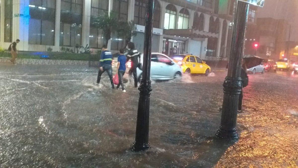 Varios sectores de la urbe se vieron anegados .