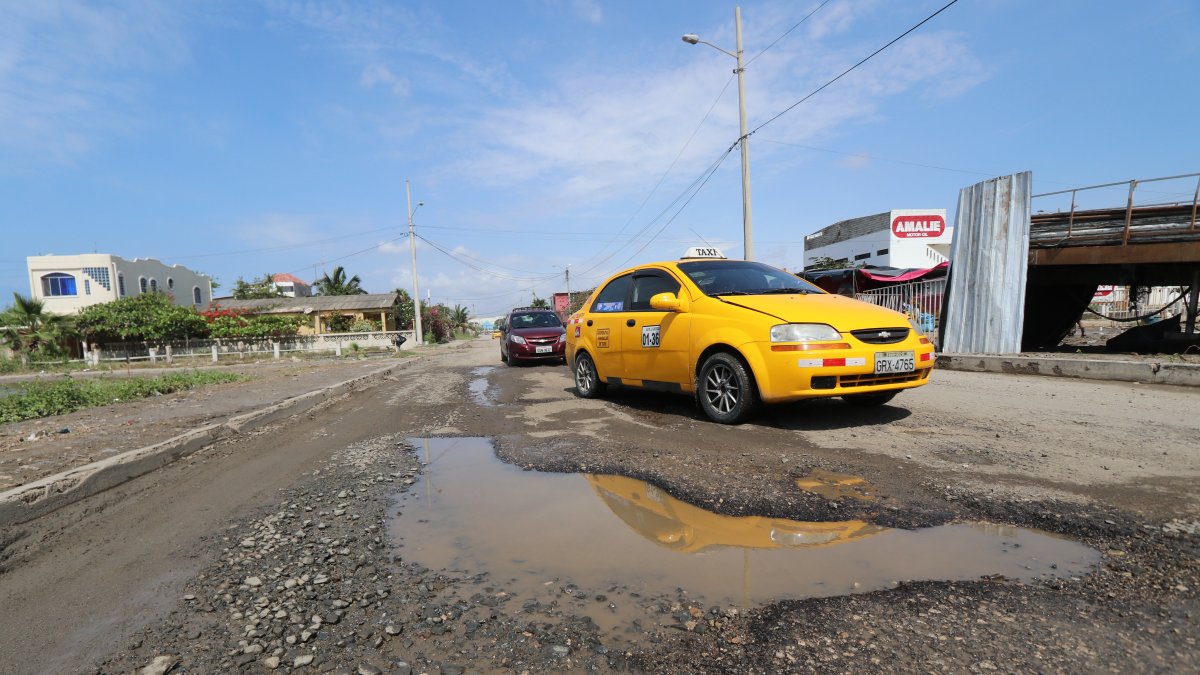 La lista de asuntos pendientes o por resolver en Salinas es extensa. El mal estado de las calles consta entre las quejas más recurrentes entre los turistas y locales. 