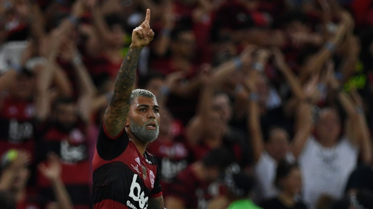 Gabriel Barbosa festeja el primer gol de Flamengo en la final de la Recopa Sudamericana.