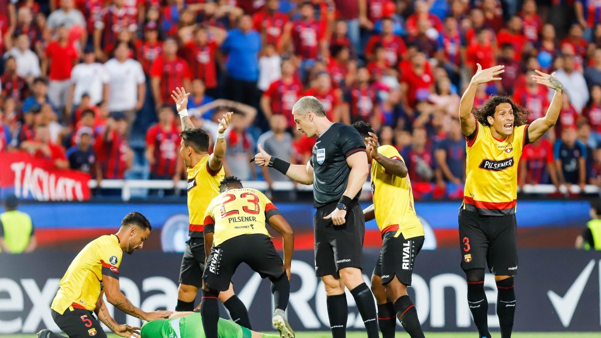 El golpe que Jorge Benítez le aplicó a Javier Burrai le provocó una doble fractura del tabique.