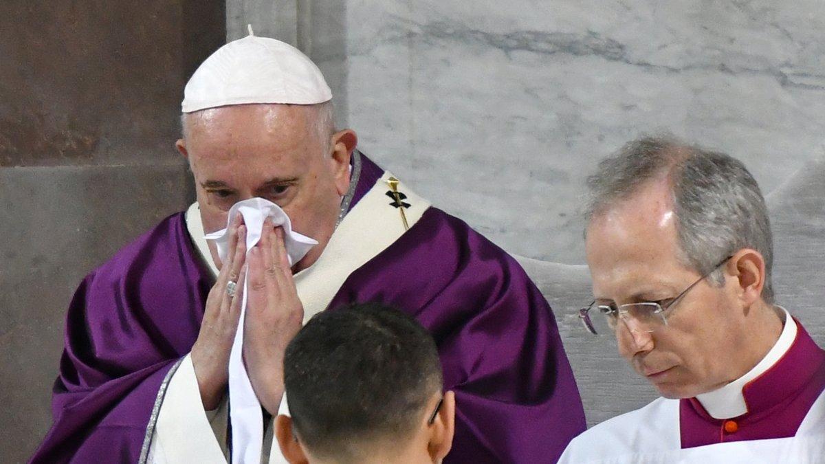 El Papa Francisco se sonó la nariz durante la misa de este Miércoles de Ceniza en la iglesia de Santa Sabina en Roma