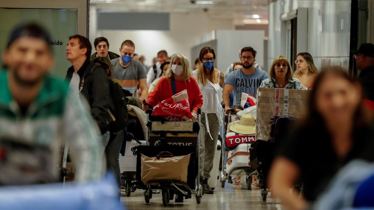 Expertos señalan que la nueva variante del coronavirus puede ser más transmisible.