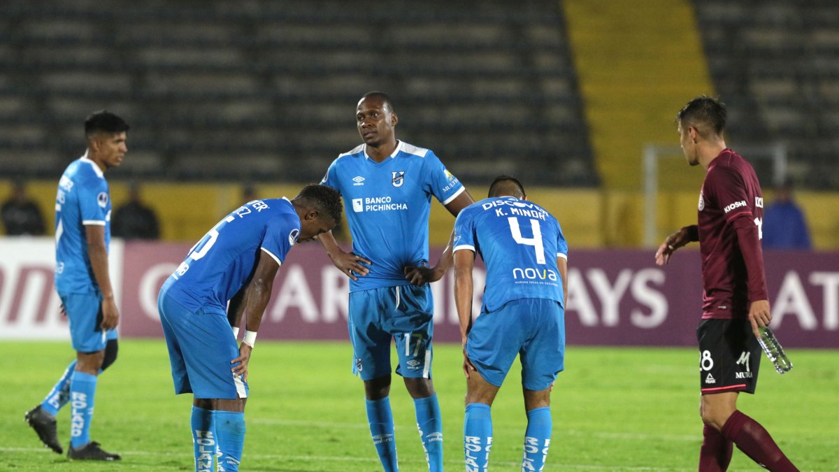El equipo de Universidad Católica tras quedar eliminados de Copa Sudamericana a manos de Lanús.