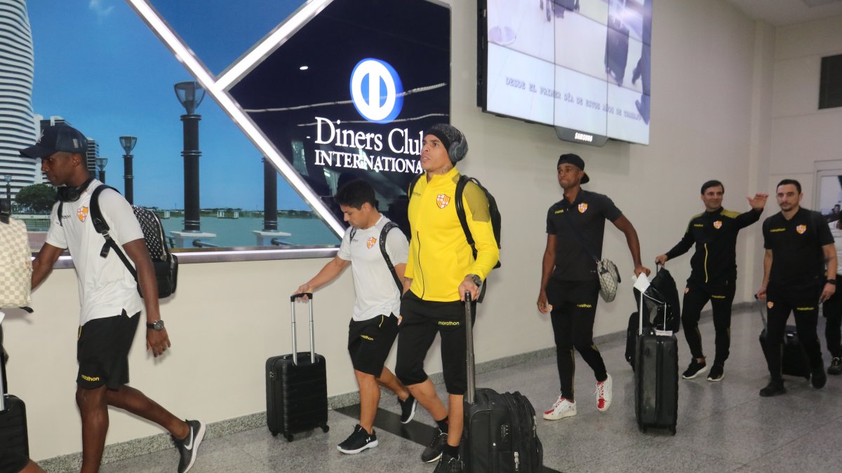 Los jugadores de Barcelona tras su arribo a Guayaquil.
