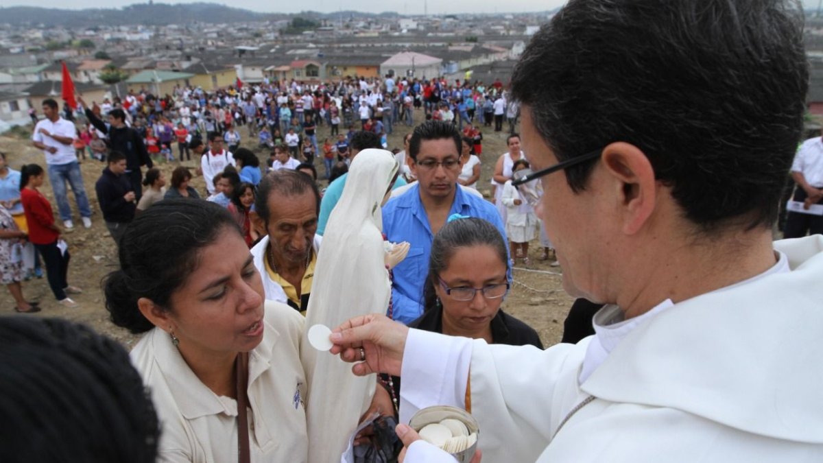 Los líderes religioso sugieren que, por ejemplo, la hostia se entregue a los fieles en la mano.