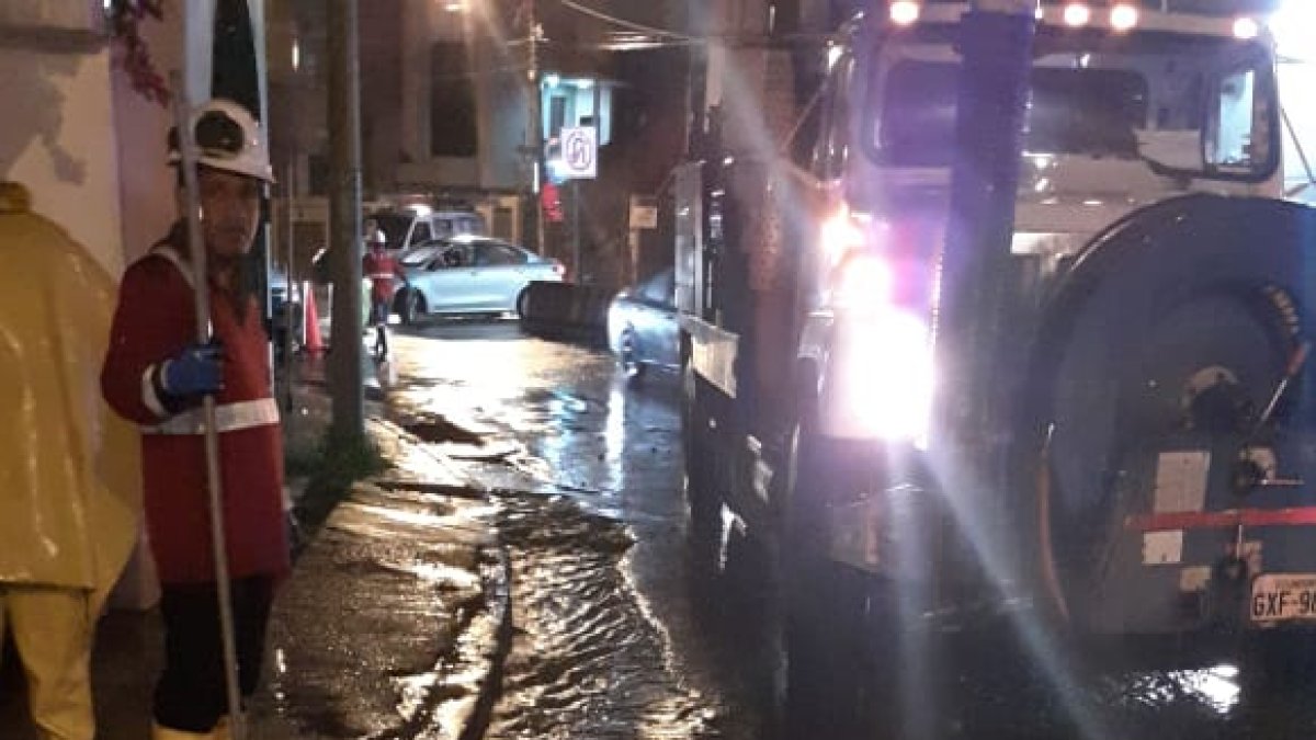 La basura que provocó la acumulación de agua en Las Cumbres.