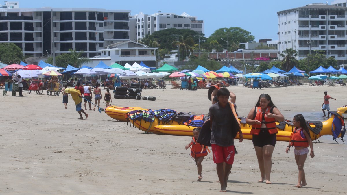 En esta época es usual ver a turistas llegar al cantón Salinas. Febrero es considerada como temporada alta.