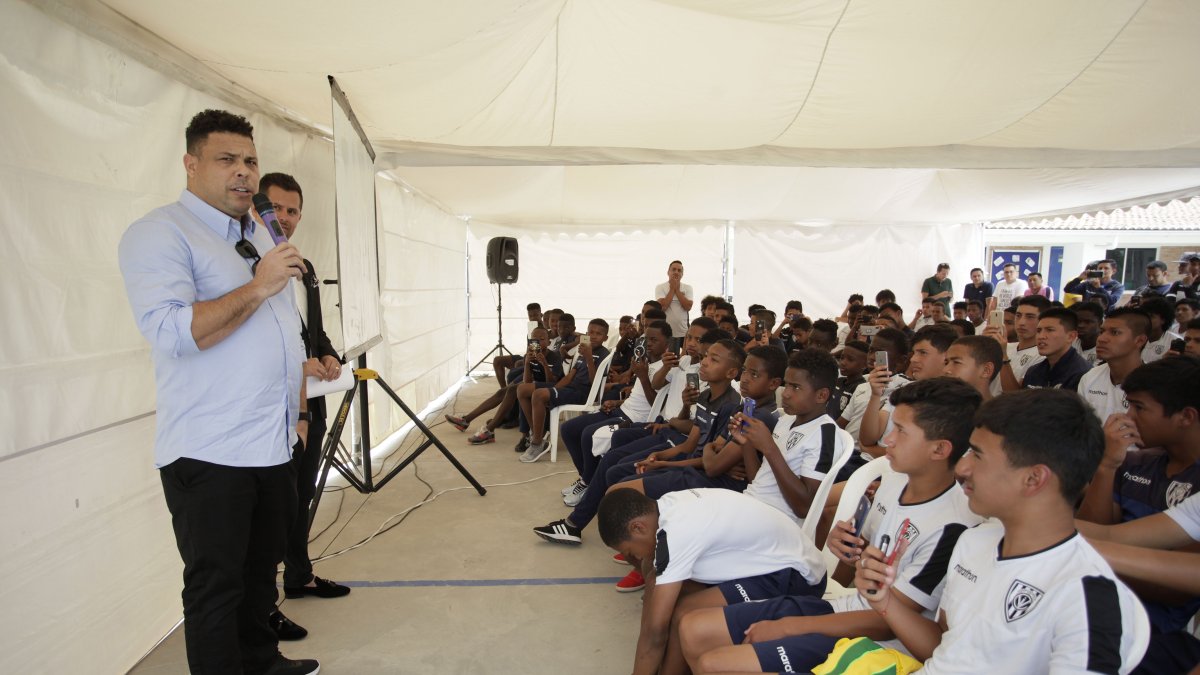 Ronaldo, gloria del fútbol brasileño, durante una visita a Ecuador hace dos años.