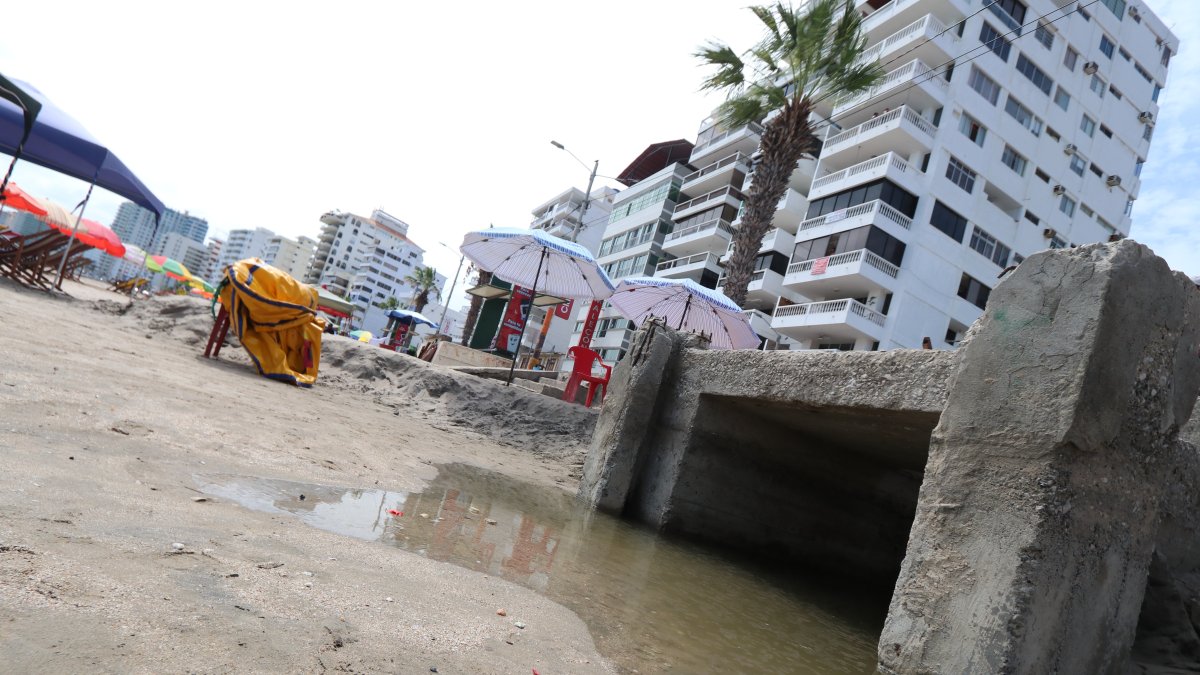 El sumidero que libera el agua del sistema de alcantarillado pluvial directo al mar de Salinas.