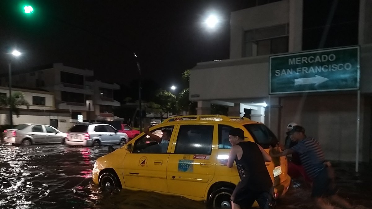 Urdesa. En este sector, los habitantes fueron pieza clave para ayudar a desplazarse a los conductores.