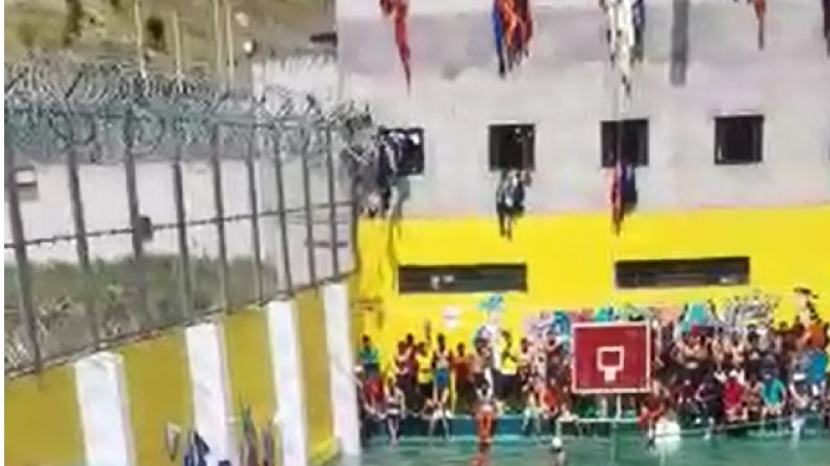 El video circuló en redes sociales, donde se observaba a los reclusos divertirse como en un complejo turístico.