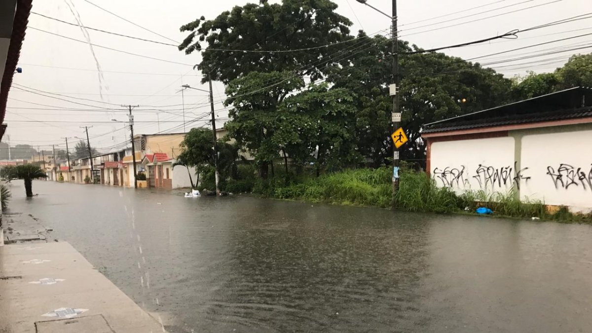 Así amaneció el sector de Samanes debido al torrencial aguacero.