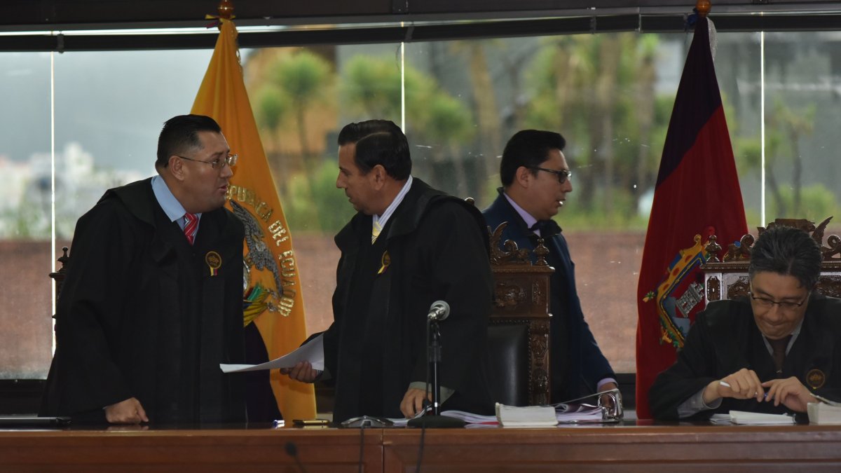 Los jueces Iván Saquicela, Iván León y Marco Rodríguez integran el tribunal que juzga el caso.