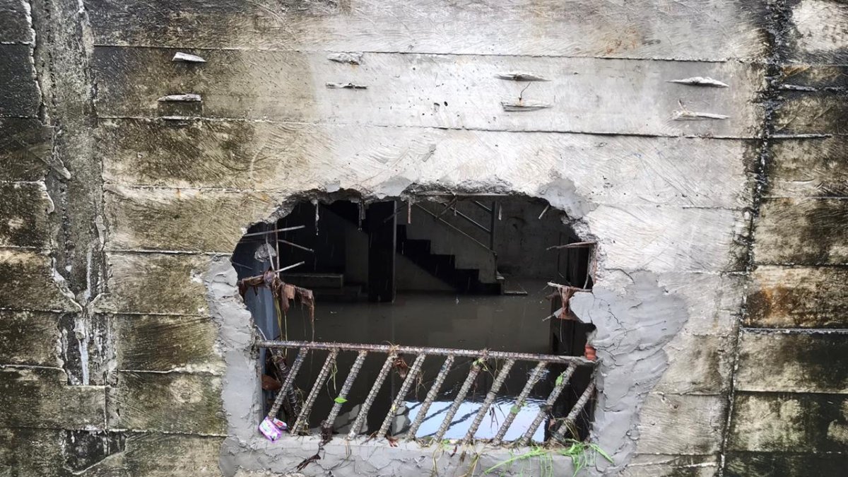 Hecho. De esa magnitud fue el hueco que tuvieron que hacer en la pared del camposanto para que el agua salga.