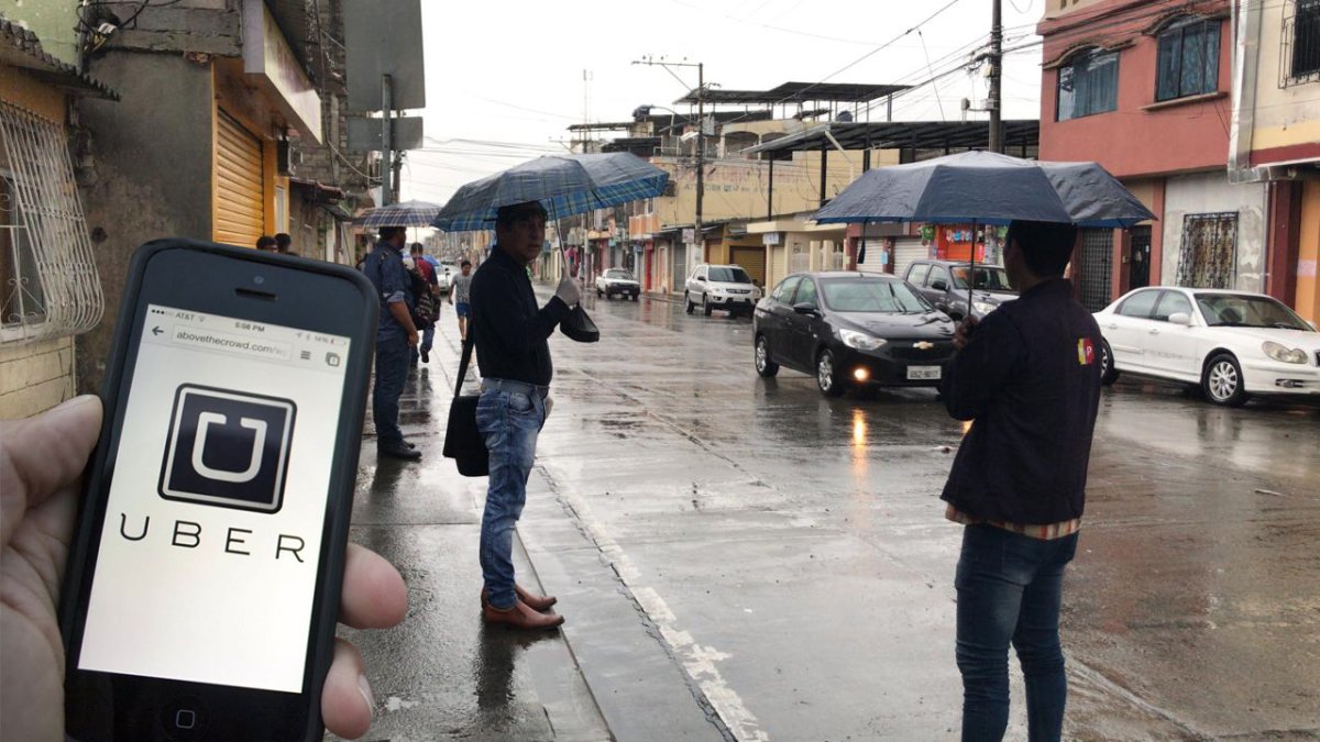 Usuarios del servicio de traslados Uber tienen que acceder a tarifas elevadas por la alta demanda.