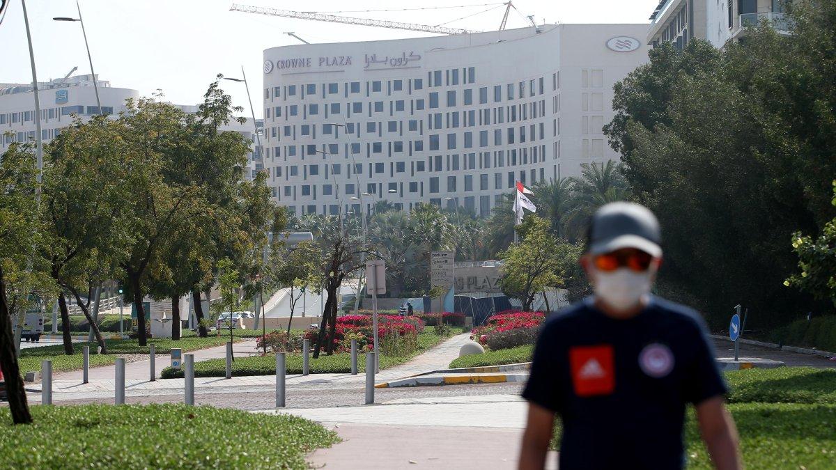 Un elemento de seguridad permanece en las afueras del hotel Crowne Plaza en Yas Island, Abu Dhabi, donde permanecen encerrados por seguridad ciclistas y miembros del cuerpo técnico del Tour de los Emiratos Árabes.
