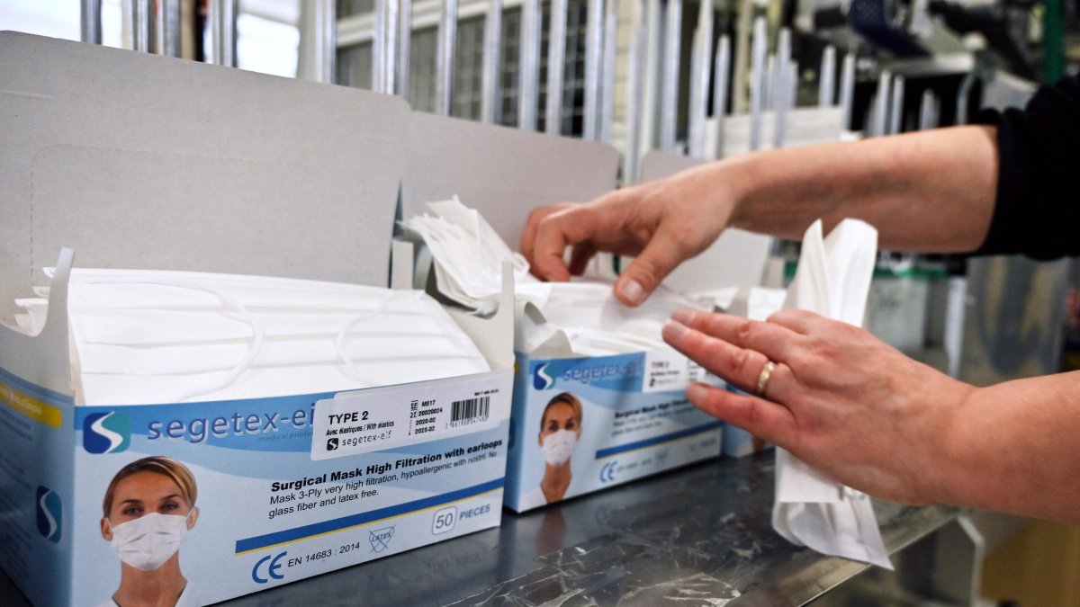 Un empleado empaca máscaras faciales protectoras en una planta del fabricante de materiales de protección Valmy en Mably, centro de Francia. 