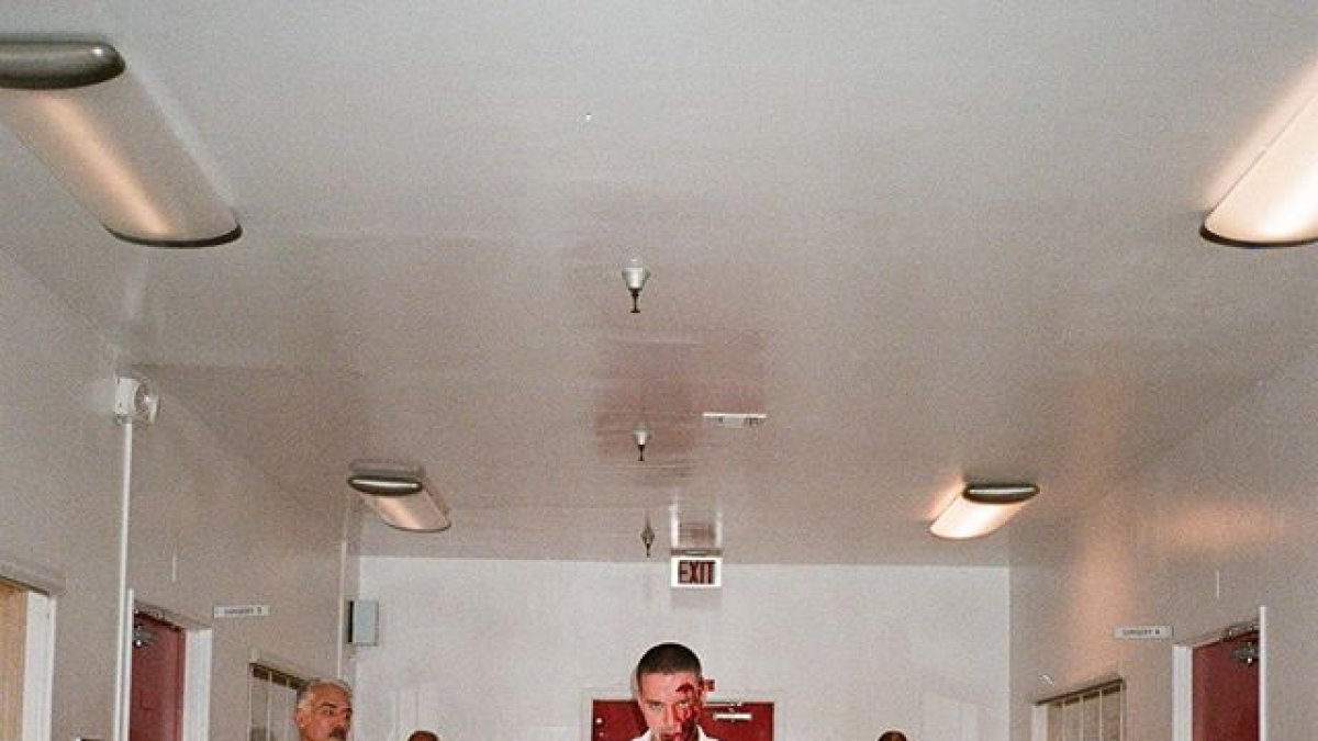 Escena del video musical 'Rojo'. 