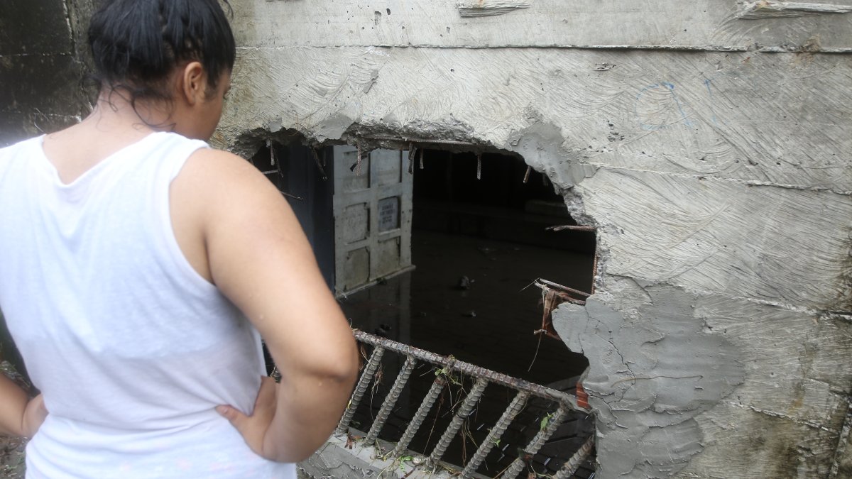 Los moradores rompieron parte de la pared para evitar inundaciones.