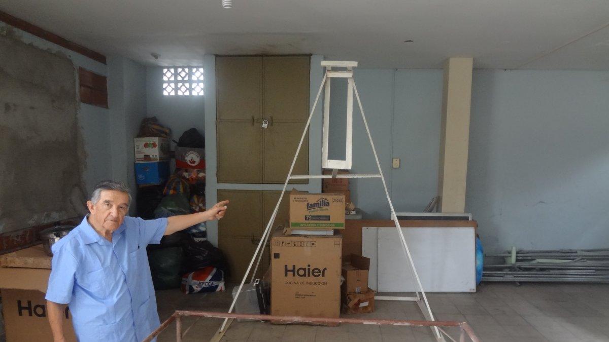 Labor. En un espacio de la iglesia Cristo del Consuelo se elabora la estructura que llevará a la imagen religiosa.