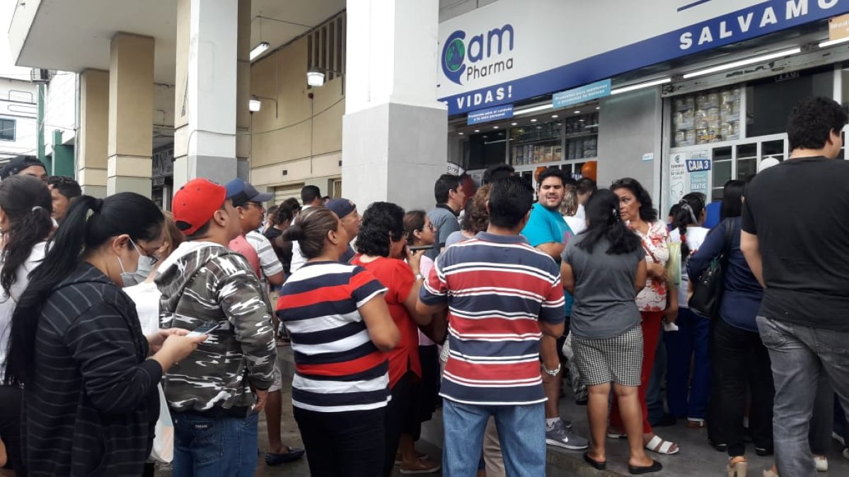 Decenas de personas llenaron las farmacias porteñas en busca de mascarillas.