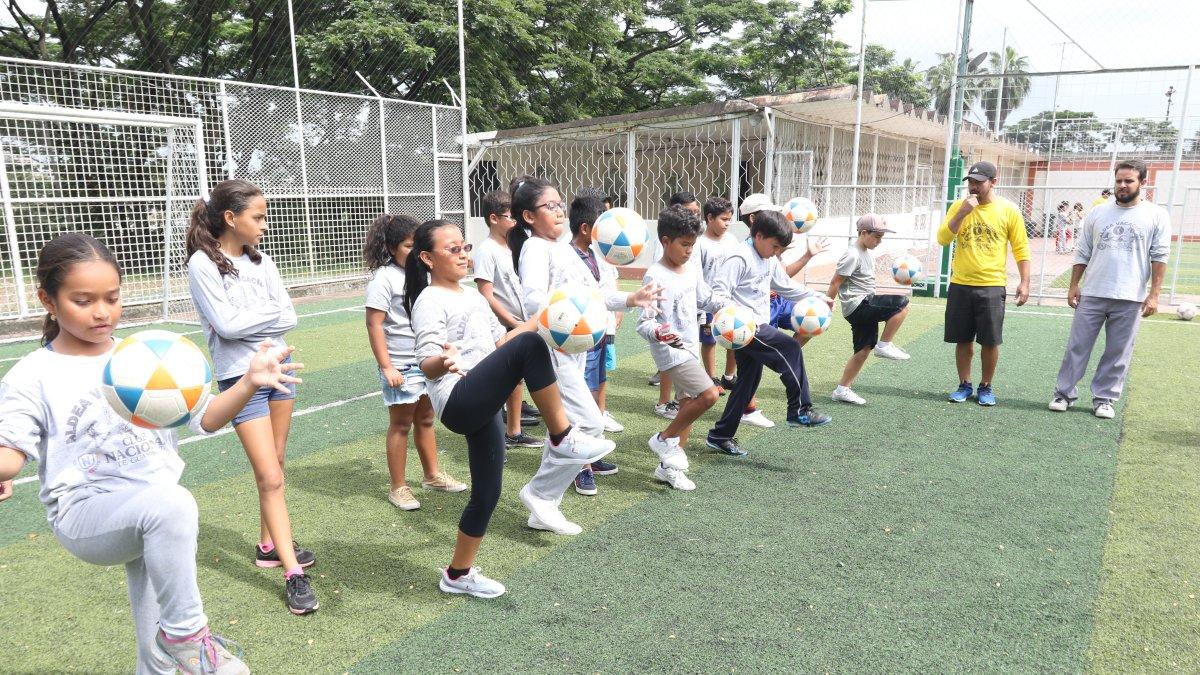 La medida se adopta con el fin de proteger a los niños y jóvenes. Los cursos vacacionales y competencias masivas han sido suspendidas.