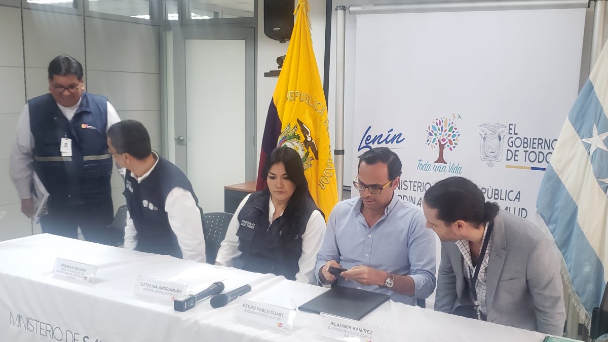 La ministra de Salud junto al gobernador del Guayas, Pedro Pablo Duart, y otras autoridades de salud.