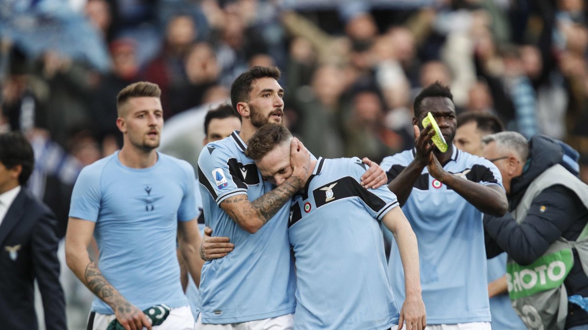 Felipe Caicedo (d) celebra el triunfo del Lazio ante el Bolonia.