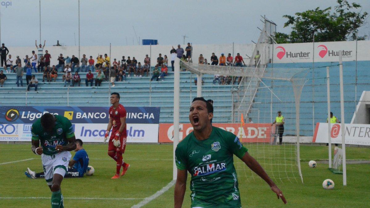 Bryan Rodríguez celebra el tanto de Orense ante Guayaquil City.
