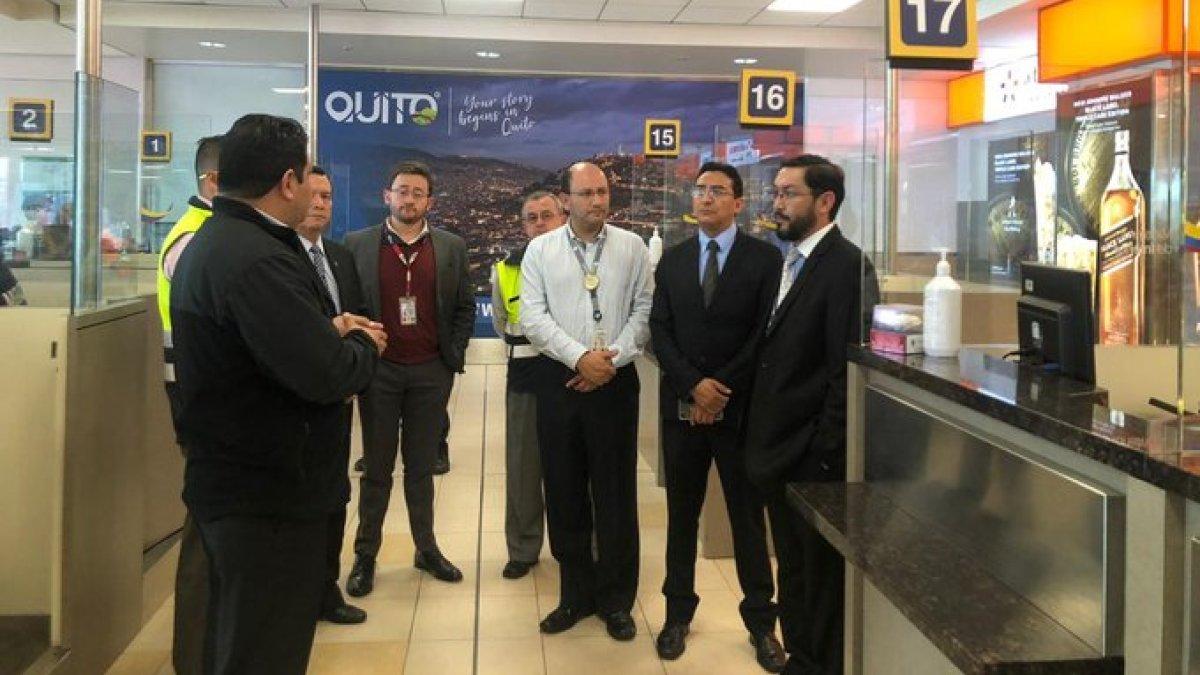 Ejecutivos del Ministerio de Transporte y Obras Públicas, del Ministerio de Gobierno, de Aviación Civil, de la empresa Quiport verificaron los controles al coronavirus en el Aeropuerto de Quito.