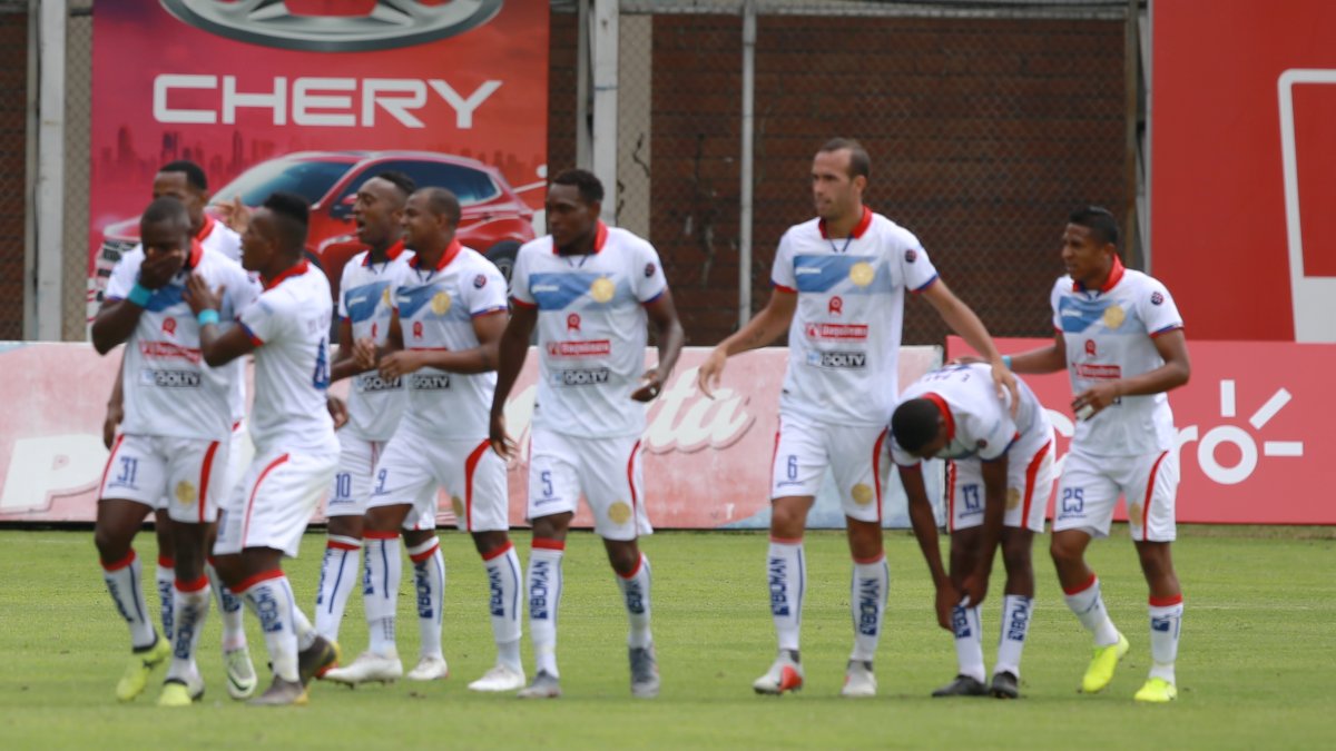 Los jugadores del Olmedo festejan tras marcar el segundo gol en el campo del Independiente del Valle.
