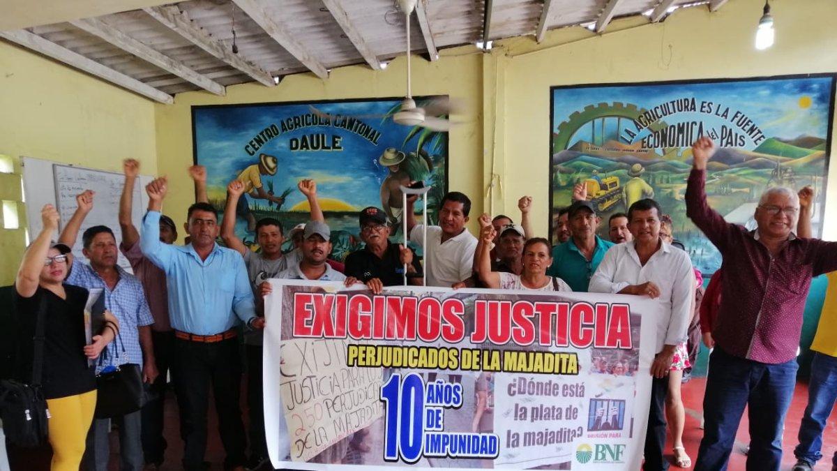 Plantón. Un grupo de perjudicados se reunió en Daule, para exigir a la justicia que ejecute la sentencia.