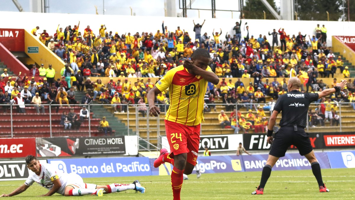 Edson Montaño festeja tras marcar el primer gol del Aucas.