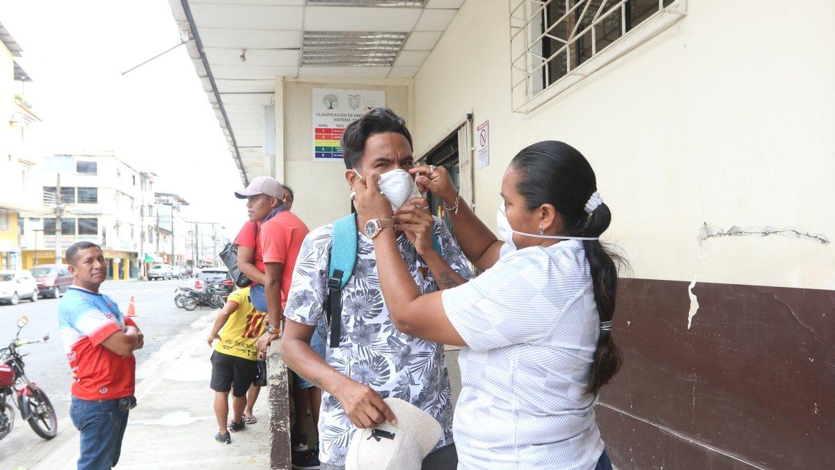La primera reacción de los ciudadanos fue comparar mascarillas.