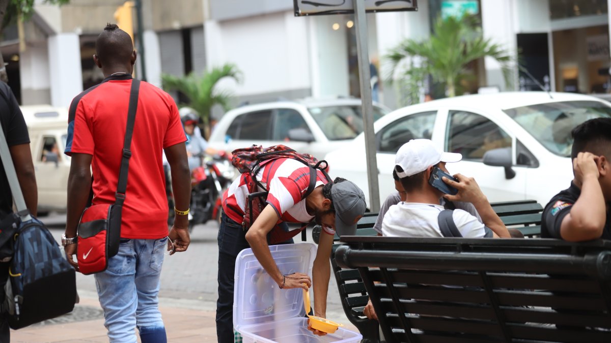 Los vendedores ambulantes cargan la comida en contenedores.