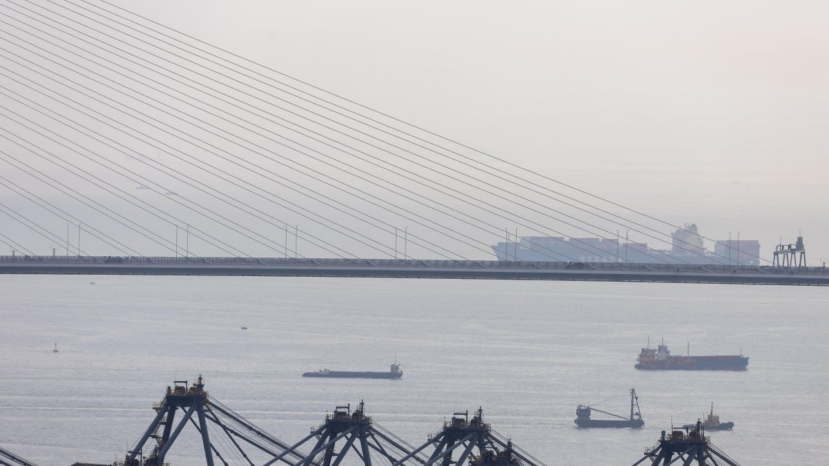 Los barcos, en gran parte, no pueden entrar a Hong Kong. Puertos de Estados Unidos bajaron un 20 % su carga.
