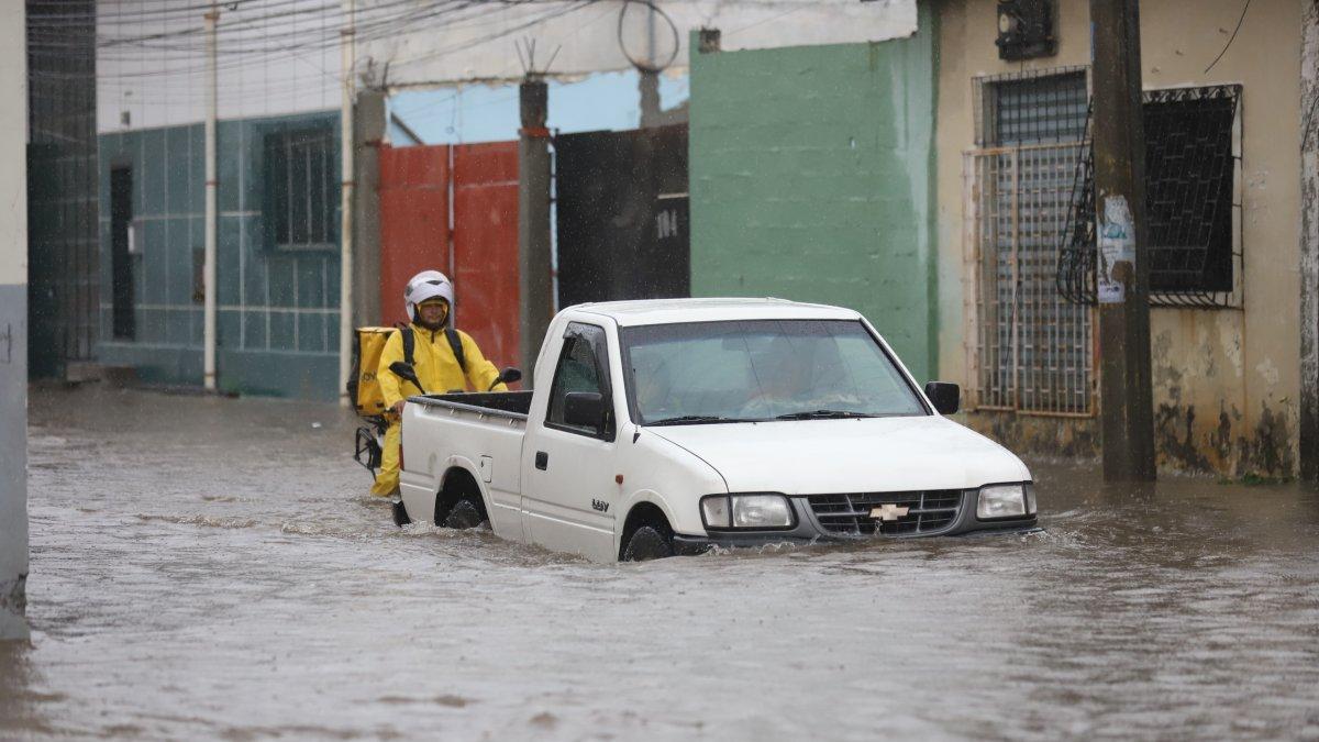 Acumulación de aguas en varias calles de Guayaquil por la época lluviosa.