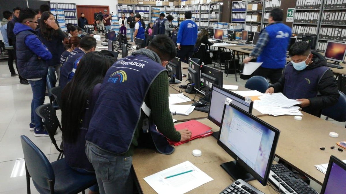 El CNE destinó a 54 verificadores para hacer la calificación de los formularios y las firmas.