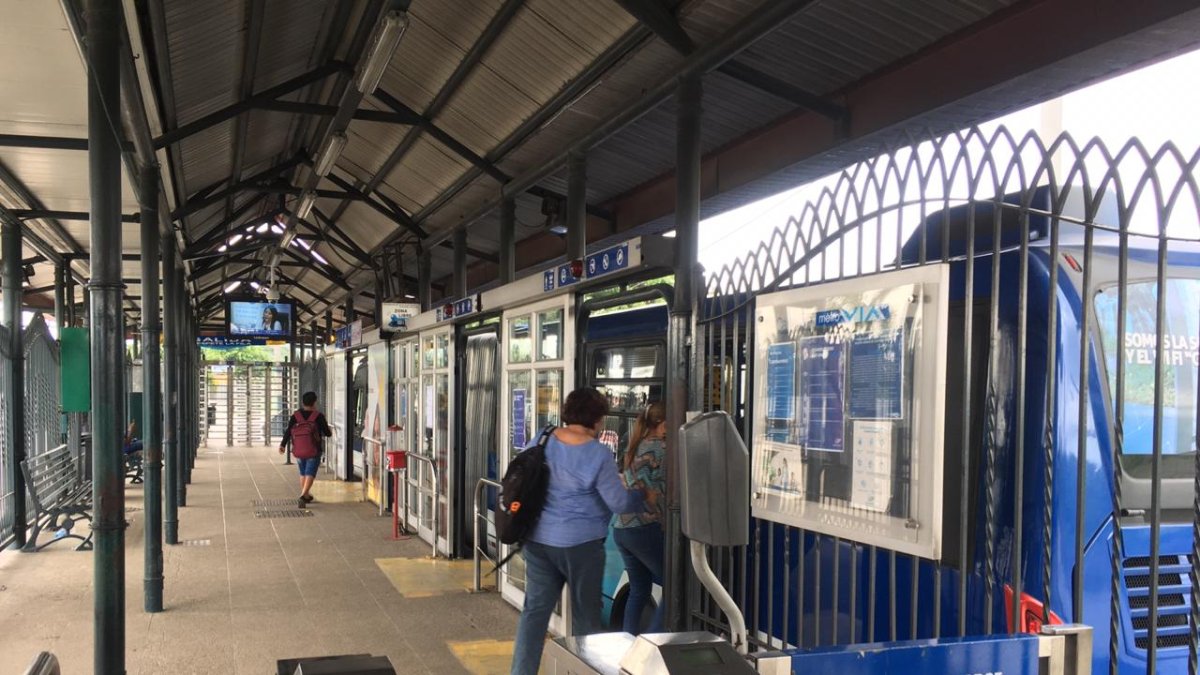 Las estaciones de la Metrovía lucieron con menor afluencia de personas.