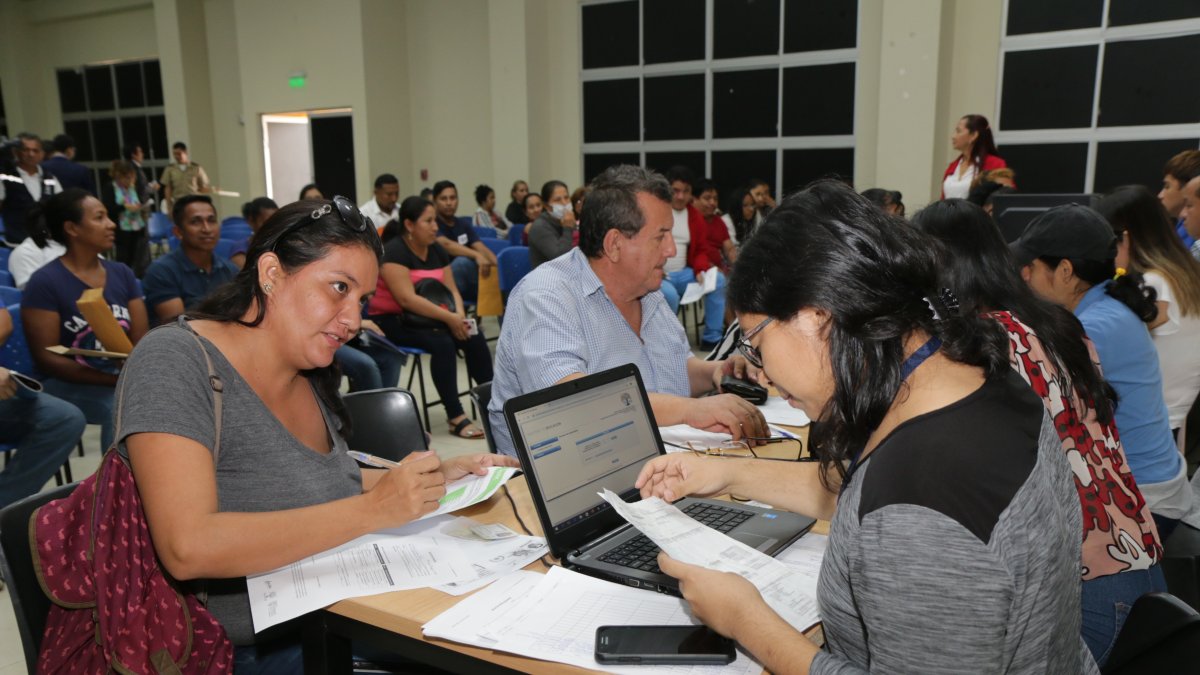 Cientos de padres de familia acuden desde ayer a las sedes educativos para solicitar el traslado de colegios de sus hijos.  En la Zona 8 son atendidos por 151 operadores.