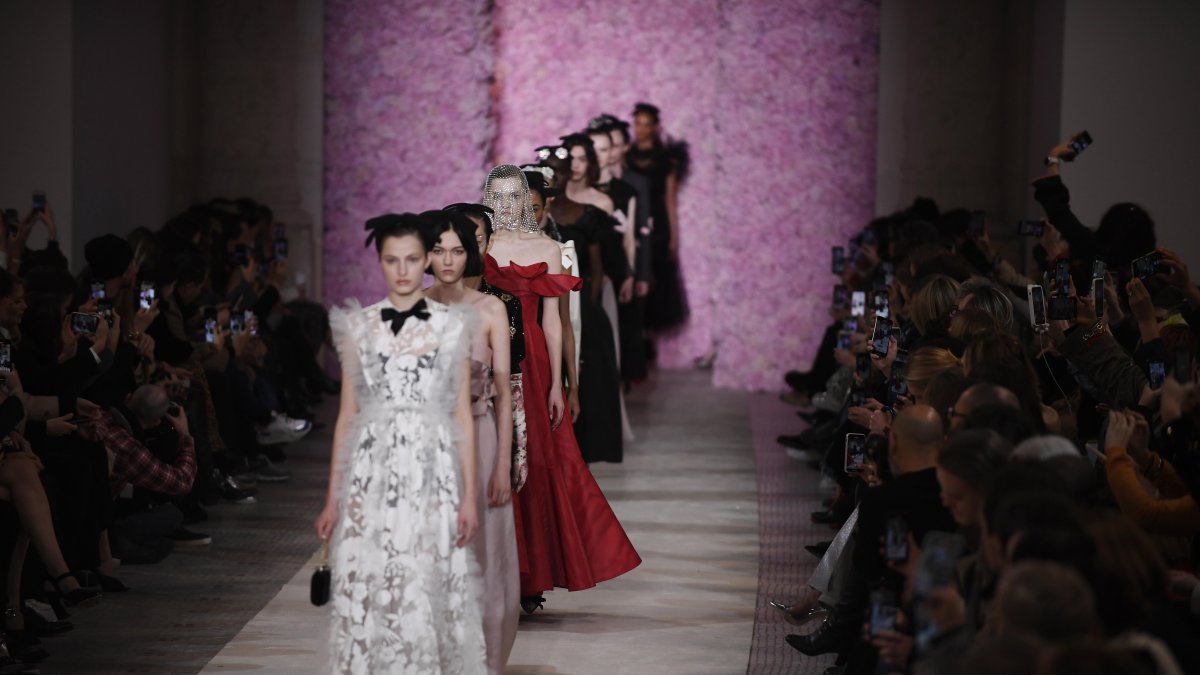 El desfile de Giambattista Valli, en Paris Fashion Week, se realizó con regularidad.
