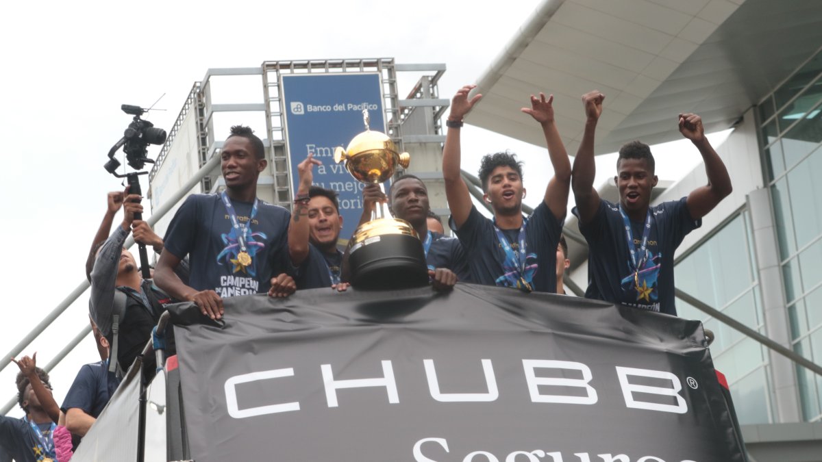 Los jugadores de Independiente del Valle sub 20 durante el recorrido con la Copa Libertadores.