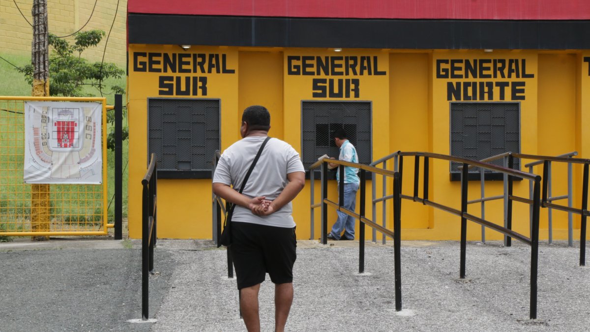 Pocos hinchas se acercaron a las boleterías del Monumental por las entradas.