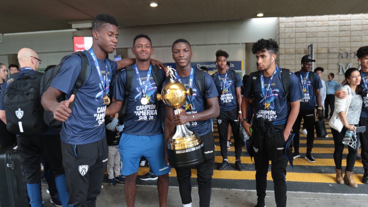 Los jugadores de Independiente del Valle con el trofeo.